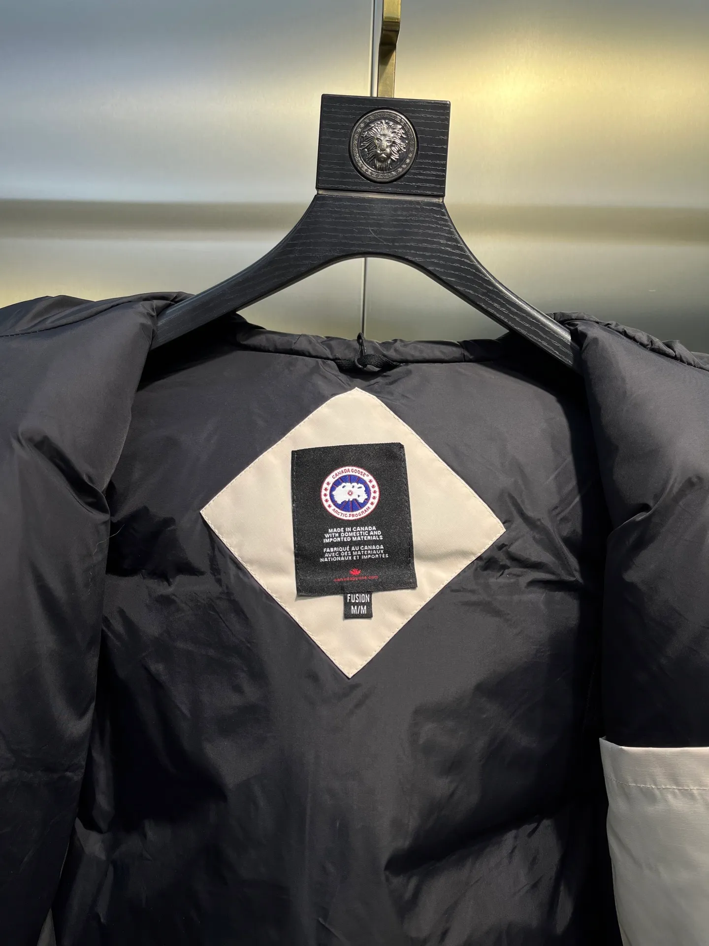 P840 Canada Goose Canada Goose #Expedition03 Parker, a treasure of Canadian origin! Limited supply worldwide! Canada Goose Model 03 is a top-notch couple model. The polar cold-proof outdoor series fur collar detachable hooded parka down jacket is the first Goose in 2024. I hope my friends will like it. Peak quality. I hope everyone can identify it together! The most popular cool items of the Big Goose family in 2024 are online. The same popular product of Yi Yang Qianxi is said to be a joint limited edition Big Goose that cannot be bought in autumn and winter. If you dislike the sameness of the Big Goose in the past, then this model will definitely give you a different experience! This year's most powerful couple's collection for autumn and winter is online, a top-notch luxurious ready-to-wear style, paired with an outdoor warm down jacket with great style and charm! The most standard and classic items of the Daye family in the past two years are equipped with unique reflective stripes for embellishment, which further shows the high-end fashion performance effect. With the embellishment of hardware buckles, it has excellent performance effect. The upper body is clean, simple and elegant, even for urban leisure. It is suitable for various occasions. Designed with large pockets, this model has a large capacity and is equipped with reflective stripes, making it safer at night. It is suitable for various adventure activities. It is made of windproof and waterproof technical materials. The interior is filled with full white duck down, which is absolutely cold-proof and warm. It also has a stand-up collar design and fine fluff at the collar, with meticulous attention to detail! The charm of this model is also more spiritual, and the upper body has more temperament and specifications. It perfectly shows the ultra-high standard of fashionable performance of this model, integrating outdoor and life, and you can even create high-street wear! The most pinnacle limited-edition goose that we have presented so far, both in terms of design and detailed materials, it is completely outstanding. The grand and evergreen version design is matched with cool reflective elements. The overall appearance can be said to be quite high, and it has that kind of powerful outdoor performance! It combines high-end casual attributes with high-street style. It is high-grade, domineering, warm, and beautiful. The visibility of the upper body is quite strong, and the configuration of the owl element is highly brand-recognizable. It fully complements the overall brand performance and visual effects, and also has the high-end sense of fashion and fashionable performance. It is a must-buy product because it is the most awesome down brand on the planet and one of Canada's three national treasure brands. It is also a sentimental down luxury brand. In the field of polar cold-proof clothing, Goose has made an irreplaceable contribution... Size: xs s m l xl
